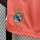 "Kit Infantil Real Madrid Goleiro 2025/26 Adidas, camiseta e shorts oficiais em cores sóbrias, disponível para crianças de 3-4 a 12-13 anos, confortável e ideal para pequenos goleiros e torcedores mirins."