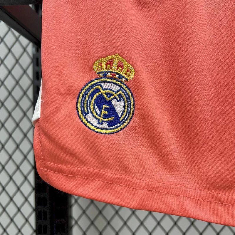 "Kit Infantil Real Madrid Goleiro 2025/26 Adidas, camiseta e shorts oficiais em cores sóbrias, disponível para crianças de 3-4 a 12-13 anos, confortável e ideal para pequenos goleiros e torcedores mirins."