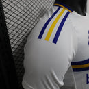 Camisa Boca Juniors Away (2) 2024/25 Adidas Jogador Masculina branca com detalhes em azul e amarelo, escudo do clube em silicone e logo Adidas estampado, versão oficial de jogo.