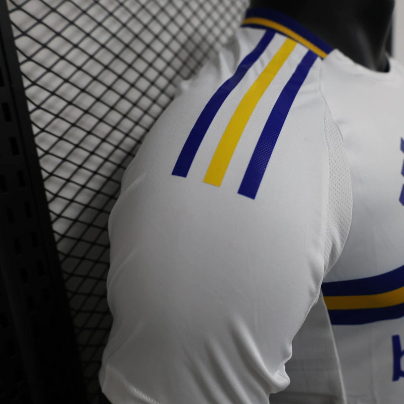 Camisa Boca Juniors Away (2) 2024/25 Adidas Jogador Masculina branca com detalhes em azul e amarelo, escudo do clube em silicone e logo Adidas estampado, versão oficial de jogo.