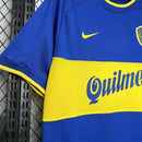 Camisa Boca Juniors Home (1) 2000/01 Nike Retrô Masculina azul com faixa amarela horizontal, escudo bordado e logo Nike estampado.