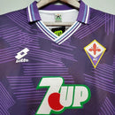 Camisa Fiorentina Home I 1992/93 Retrô Masculina roxa com gola clássica e escudo bordado, inspirada na era dourada do futebol italiano, ideal para torcedores e colecionadores que amam o estilo retrô.