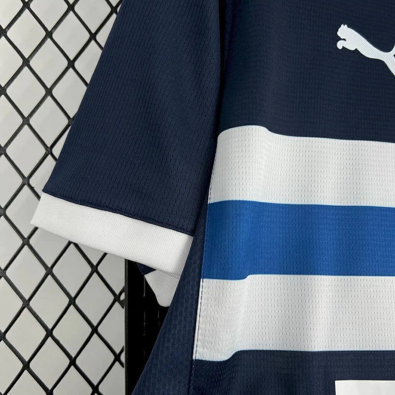 Camisa Universidad Católica Away II 2025/26 Puma Torcedor Masculina na cor azul, modelo de futebol com escudo do clube chileno no peito, design moderno e tecido leve, ideal para torcedores e colecionadores.