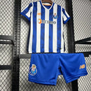 Kit Infantil FC Porto Home I 2024/25 New Balance, camisa azul e branca com listras verticais, escudo oficial do clube, tecido leve e confortável, conjunto completo com shorts para crianças de 3 a 13 anos
