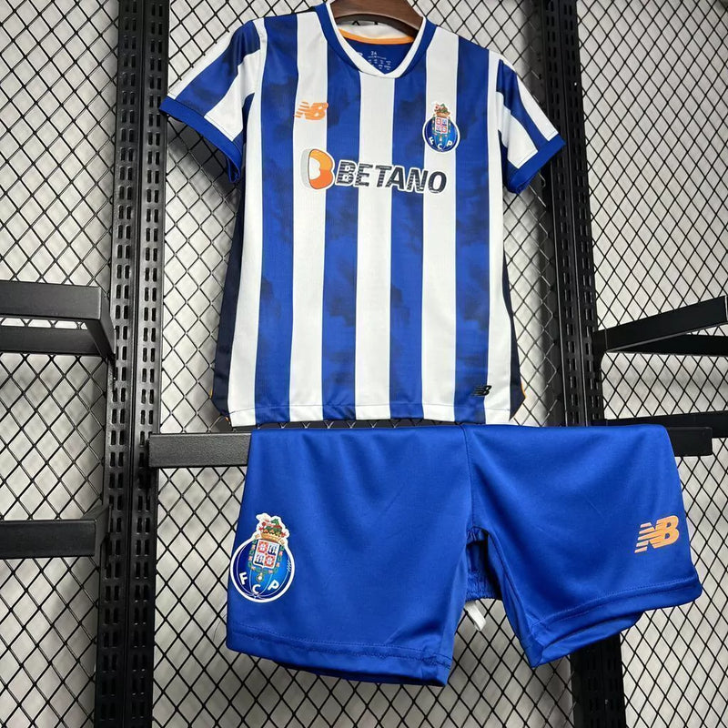Kit Infantil FC Porto Home I 2024/25 New Balance, camisa azul e branca com listras verticais, escudo oficial do clube, tecido leve e confortável, conjunto completo com shorts para crianças de 3 a 13 anos
