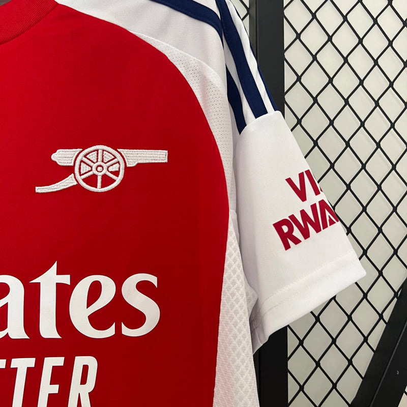 Camisa Arsenal Home (1) 2024/25 Masculina Adidas para torcedor, vermelha com detalhes brancos, modelo oficial do clube inglês, ideal para fãs e colecionadores.