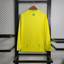 Camisa Al-Nassr Home (1) 2023/24 Nike Torcedor Manga Longa Masculina amarela com detalhes azuis, escudo oficial do Al-Nassr no peito e tecnologia Nike Dri-FIT."
