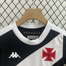 Kit Infantil Vasco Home (1) 2024/25 Kappa – uniforme oficial infantil com camisa branca e faixa diagonal preta, escudo bordado e short, ideal para pequenos torcedores do Vasco da Gama."
