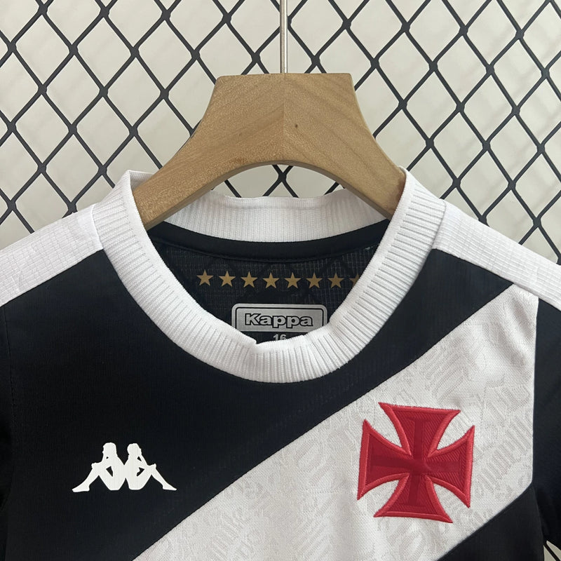 Kit Infantil Vasco Home (1) 2024/25 Kappa – uniforme oficial infantil com camisa branca e faixa diagonal preta, escudo bordado e short, ideal para pequenos torcedores do Vasco da Gama."
