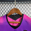 "Kit Infantil PSG IV 2020/21 Jordan Roxa, camiseta e shorts roxos com detalhes em vermelho e branco, modelo oficial da Seleção do PSG para crianças, ideal para pequenos torcedores e colecionadores."