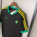 Camisa Jamaica 2024/25 Adidas Torcedor Masculino - modelo preto, uniforme da seleção jamaicana, design moderno com escudo em destaque e logo Adidas.