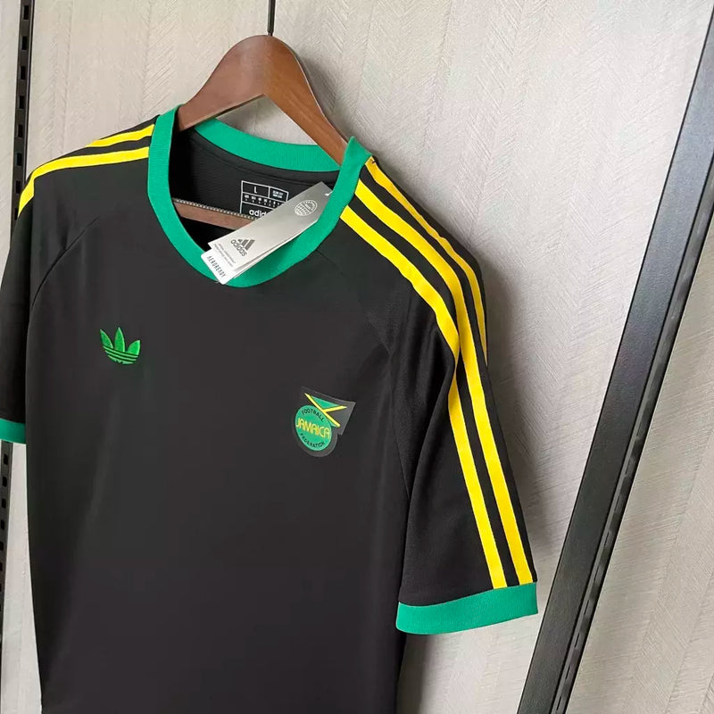 Camisa Jamaica 2024/25 Adidas Torcedor Masculino - modelo preto, uniforme da seleção jamaicana, design moderno com escudo em destaque e logo Adidas.