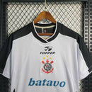 Camisa Corinthians Away II 2000/01 Topper Retrô Masculina branca com detalhes em preto, gola redonda e punhos clássicos, perfeita para torcedores e colecionadores.