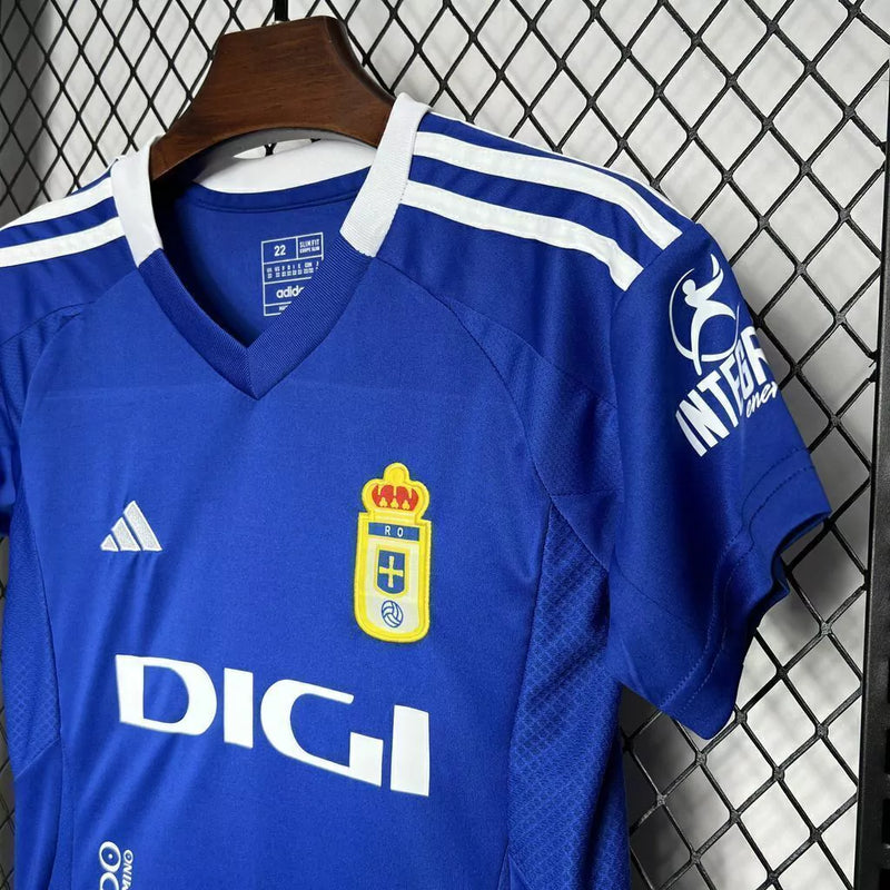 Kit Infantil Real Oviedo Home I 2024/25 Adidas azul com camisa e short, tecido leve e respirável, ideal para pequenos torcedores do clube espanhol."