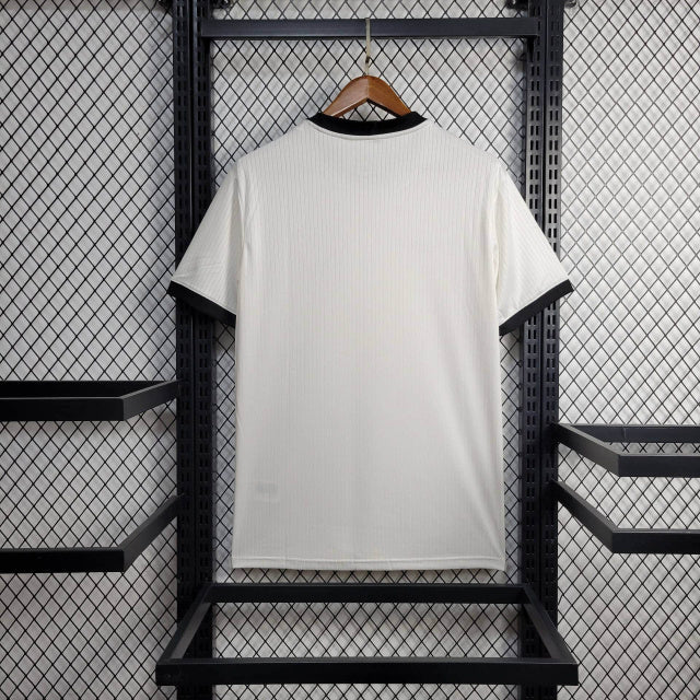 Camisa Alemanha 125 Anos 2025/26 Adidas Torcedor Masculina na cor branca, com escudo dourado comemorativo e gola retrô, celebrando 125 anos da seleção alemã.

 