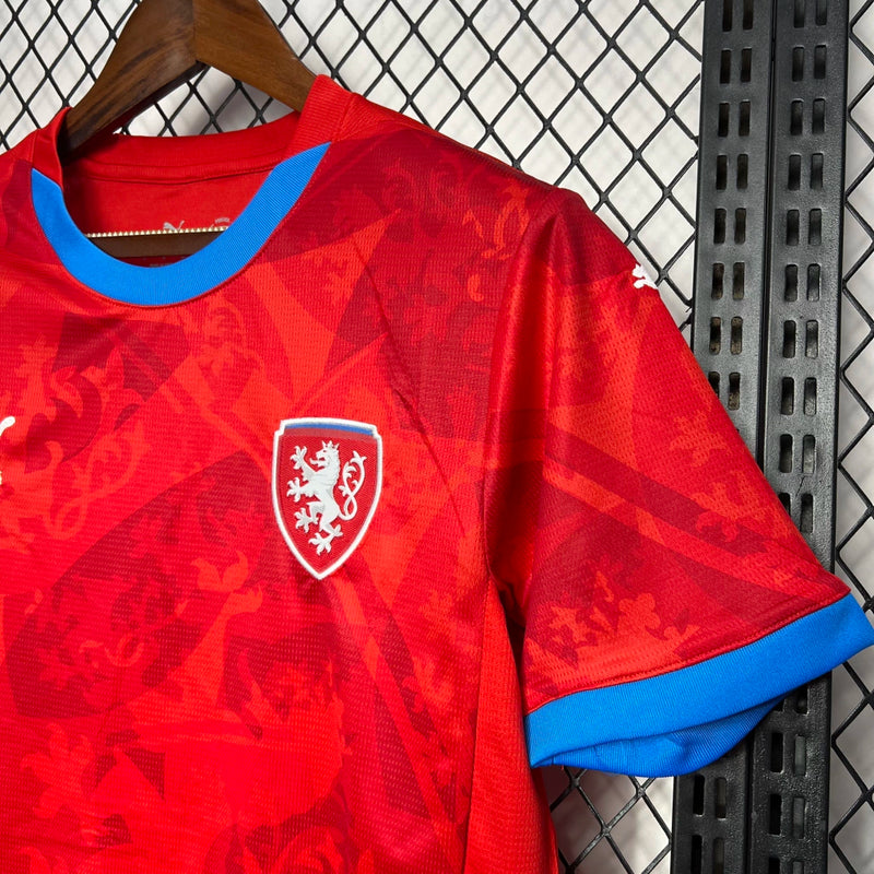 Camisa República Tcheca Home I 2024/25 Puma masculina vermelha com detalhes brancos e azuis, gola careca e tecido leve respirável para torcedores"
