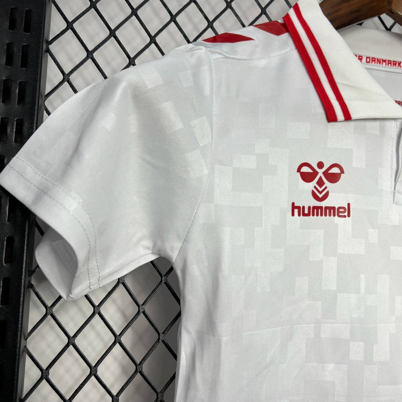 Kit Infantil Dinamarca Away II 2024/25 Hummel Eurocopa - Camisa e short oficiais para crianças, uniforme leve, confortável e autêntico da seleção dinamarquesa.