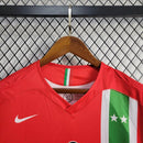 Camisa Juventus Away II 2005/06 Nike Retrô Masculina vermelha, escudo da Juventus bordado no peito, gola redonda clássica e detalhes em preto e branco.