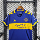 Texto alternativo para imagem:
Camisa Boca Juniors Home (1) 2020/21 Retrô Adidas Masculina azul com faixa amarela, escudo bordado e logo Adidas clássico estampado.

