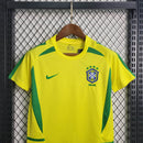 Kit Infantil Brasil Home 2002 Nike Retrô – uniforme completo com camisa amarela, shorts azul e meião branco, inspirado no penta da Copa do Mundo, confortável e ideal para crianças apaixonadas por futebol."