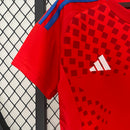 Camisa Chile Home 2024/25 Masculina para torcedor, vermelha com detalhes em azul e branco, modelo oficial da seleção chilena, ideal para fãs da Seleção do Chile"