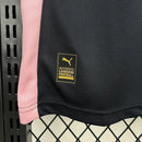 Camisa torcedor masculina do Palermo modelo Away 2025/26 Puma, preta com detalhes em rosa e escudo retrô bordado."
