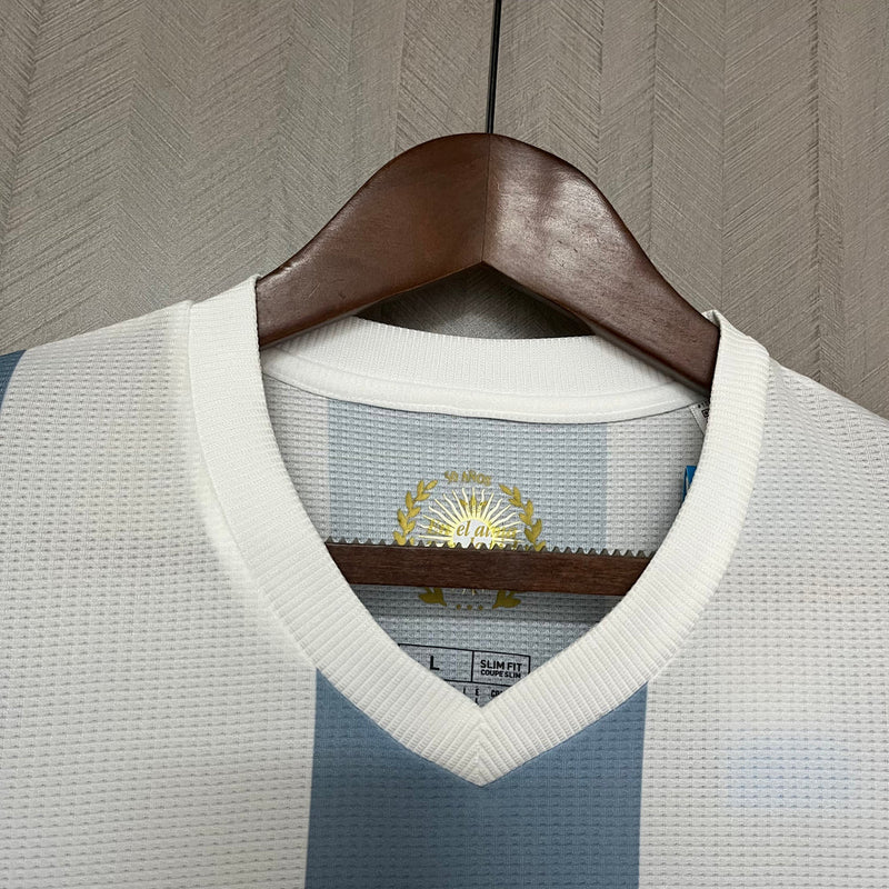 Camisa Argentina "Edição Aniversário" 2024/25 Adidas Torcedor Masculina azul celeste com detalhes brancos, tecido leve e respirável, corte masculino – ideal para torcer, colecionar e uso casual.