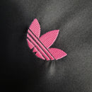 Camisa Japão Concept Dragão Rosa 2024/25 Adidas Torcedor Masculina preta, uniforme conceitual da seleção japonesa de futebol com design inspirado no dragão rosa, tecnologia AEROREADY, conforto e respirabilidade, ideal para torcedores e colecionadores.