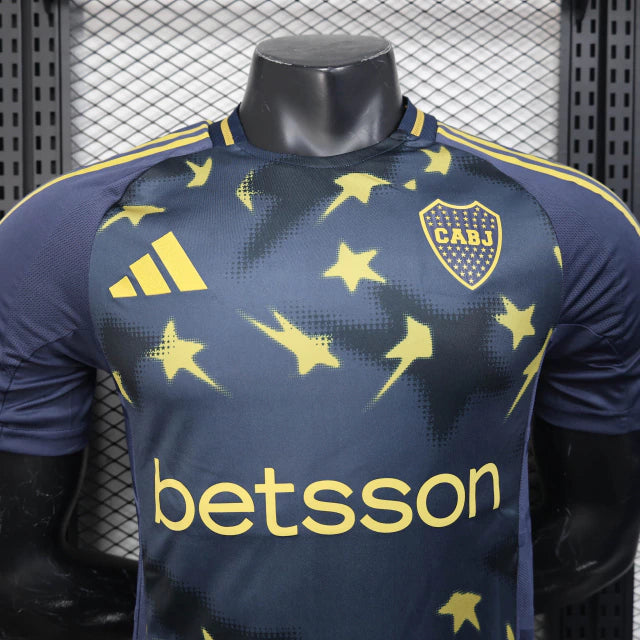 Camisa Boca Juniors Third (3) 2024/25 Adidas Jogador Masculina com design moderno em cores alternativas, escudo do clube em silicone e logo Adidas estampado.
