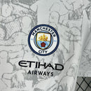 Camisa Manchester City 2025/26 Torcedor Masculina na cor branca, com escudo oficial bordado no peito e detalhes em azul celeste, modelo da temporada