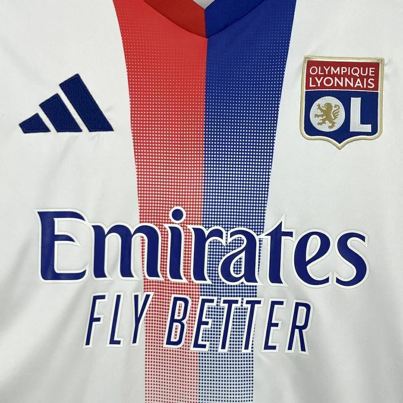 Camisa Olympique Lyon 2024/25 Adidas torcedor masculina branca, com detalhes em azul e vermelho, escudo bordado no peito e logo Adidas, modelo da temporada.
