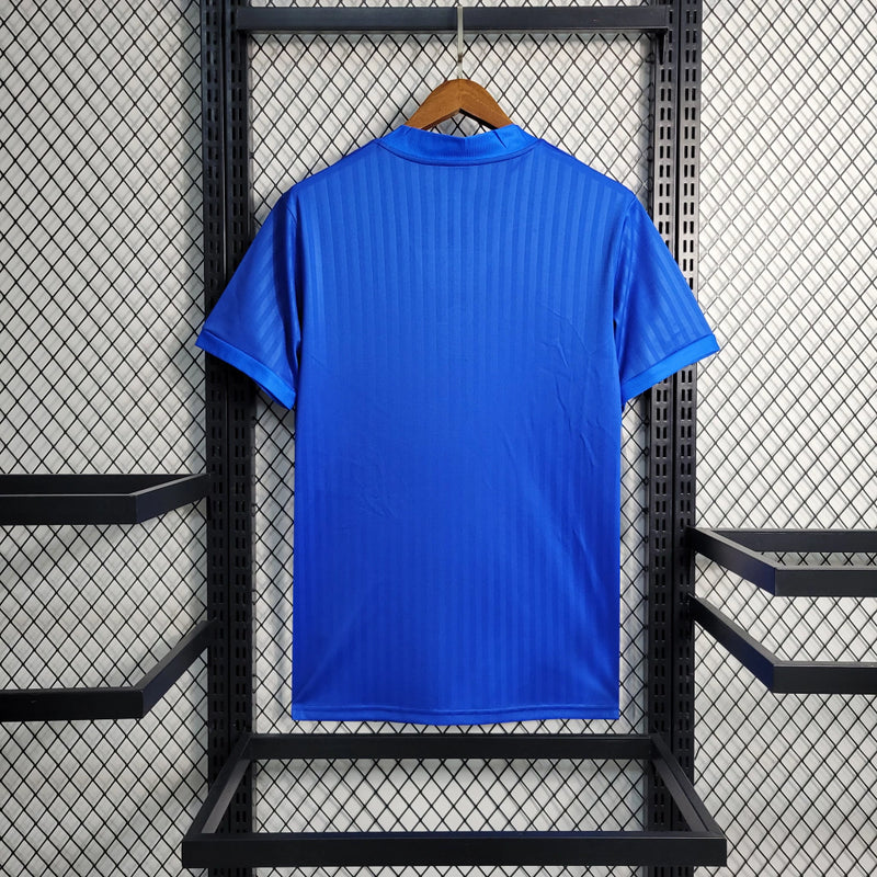 Camisa Itália Edição ICON 2023/24 Adidas Torcedor Masculina, azul vibrante, com escudo da seleção italiana e logo Adidas em destaque, modelo casual e confortável, ideal para torcedores e colecionadores.”