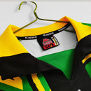 Camisa Jamaica Away II 1998/99 Kappa Retrô Masculina verde – uniforme clássico da seleção jamaicana com design histórico, escudo bordado e logo Kappa, ideal para colecionadores e fãs de futebol retrô."