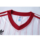 Camisa Polônia Home I 1982/83 Adidas Retrô Masculina, branca, com escudo da seleção polonesa e logo Adidas bordados, feita em tecido leve e confortável, modelo retrô masculino com caimento tradicional, ideal para colecionadores e uso casual.”