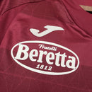 “Camisa Torino Home I 2024/25 Torcedor Masculina Vinho com detalhes brancos, escudo bordado e design clássico que representa a tradição do clube italiano.”
