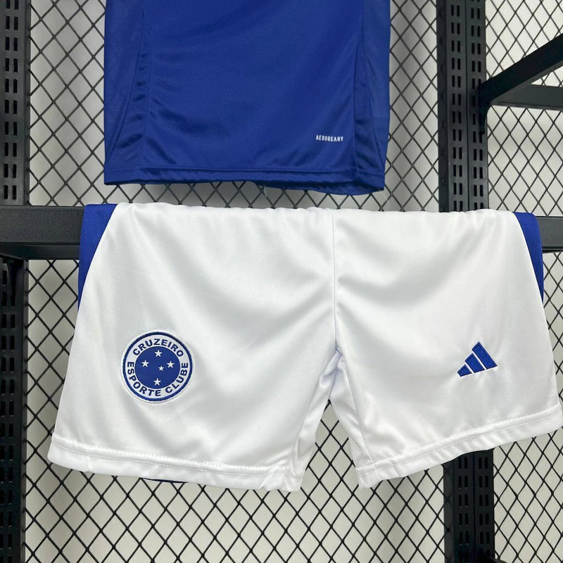 Kit Infantil Cruzeiro Home 2025/26 Adidas completo com camisa azul oficial, shorts e meias combinando, escudo bordado do Cruzeiro e logo Adidas, ideal para crianças de 3 a 13 anos, conforto e estilo torcedor mirim"