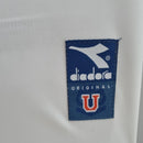 Camisa Universidad de Chile Away II 1996/97 retrô masculina branca, modelo clássico dos anos 90, gola e mangas tradicionais, perfeita para torcedores e colecionadores, estilo histórico e nostálgico do futebol chileno"