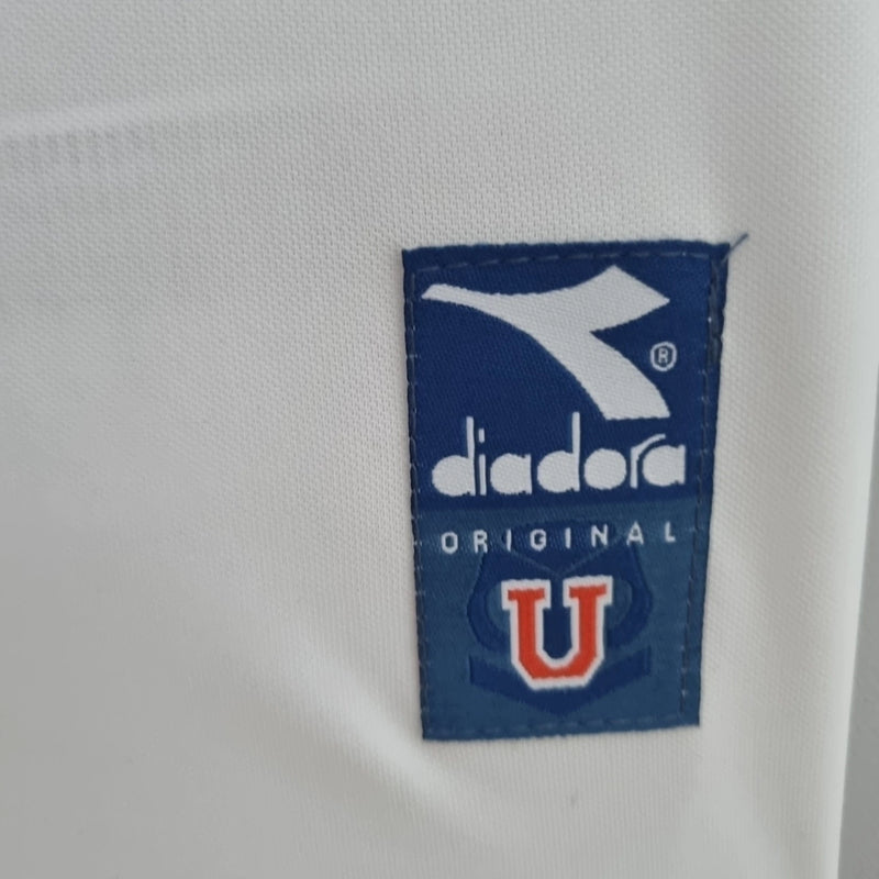 Camisa Universidad de Chile Away II 1996/97 retrô masculina branca, modelo clássico dos anos 90, gola e mangas tradicionais, perfeita para torcedores e colecionadores, estilo histórico e nostálgico do futebol chileno"