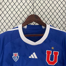 Camisa Universidad de Chile Home I 2024/25 masculina azul, uniforme de torcedor Adidas com escudo bordado, tecnologia Aeroready para conforto e respirabilidade, ideal para fãs do La U, coleção 2024/25, estilo clássico, camisa de futebol sul-americana, presente para torcedor, camisa de torcida masculina."