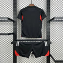 Kit Infantil Benfica Pré-Jogo 2025/26 Adidas, camisa e calça/shorts oficiais em vermelho e branco, disponível para crianças de 3-4 a 12-13 anos, confortável e ideal para pequenos torcedores."