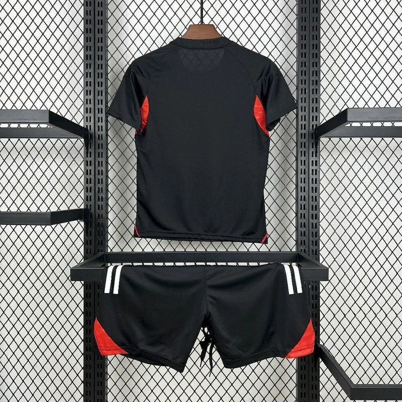 Kit Infantil Benfica Pré-Jogo 2025/26 Adidas, camisa e calça/shorts oficiais em vermelho e branco, disponível para crianças de 3-4 a 12-13 anos, confortável e ideal para pequenos torcedores."
