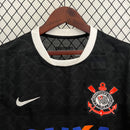 Camisa Corinthians Away II 2012/13 Nike modelo torcedor masculina, predominantemente preta com listras verticais cinza-escuras, escudo do clube no lado esquerdo do peito, logo da Nike em branco no lado direito e gola em formato V