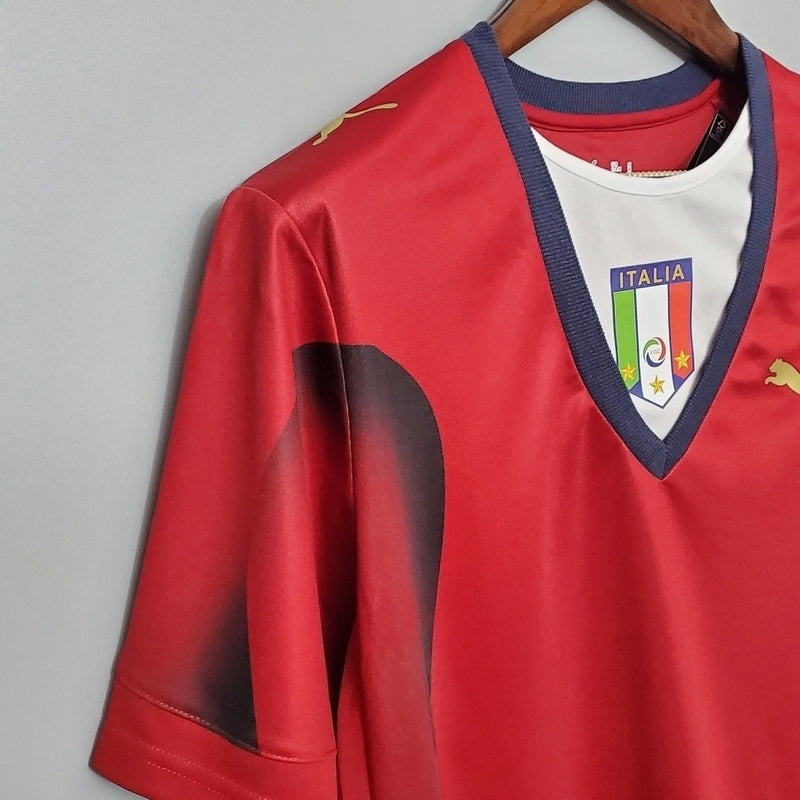 “Camisa Itália Goleiro 2006/07 Puma Retrô masculina, vermelha, com escudo da seleção italiana no peito e detalhes clássicos da temporada 2006/07, feita em tecido leve e confortável, ideal para colecionadores, fãs de futebol histórico e uso casual.”