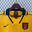 Camisa Arsenal Away II 1996/97 Nike Retrô Masculina amarela com detalhes em vermelho, gola clássica e escudo do Arsenal bordado, perfeita para colecionadores e fãs do futebol inglês."