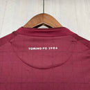 “Camisa Torino Home I 2024/25 Torcedor Masculina Vinho com detalhes brancos, escudo bordado e design clássico que representa a tradição do clube italiano.”