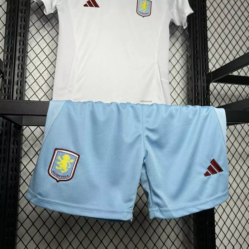 Kit Infantil Aston Villa Away II 2024/25 Adidas com camisa, short e meia, uniforme infantil azul e roxo, tecido leve AEROREADY, ideal para jogos, treinos e jovens torcedores."
