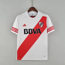 Camisa River Plate Home I 2015/16 Adidas Retrô Masculina branca com faixa diagonal vermelha, tecido leve e respirável, gola retrô clássica, escudo bordado, perfeita para torcedores, colecionadores e apaixonados pelo futebol argentino.