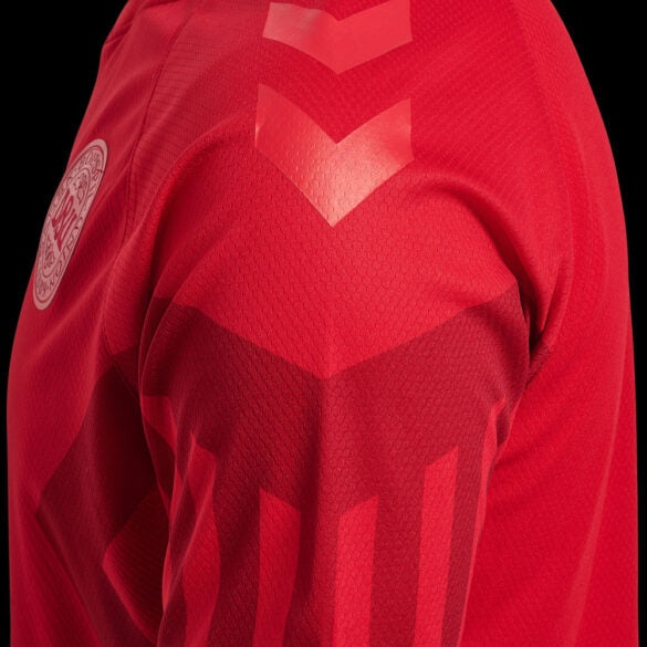 Camisa Dinamarca Home I 2022/23 Hummel Torcedor Masculina, vermelha, com escudo da seleção dinamarquesa e logo Hummel em destaque, feita em tecido leve e respirável, modelo masculino com caimento confortável, ideal para jogos e uso casual.”