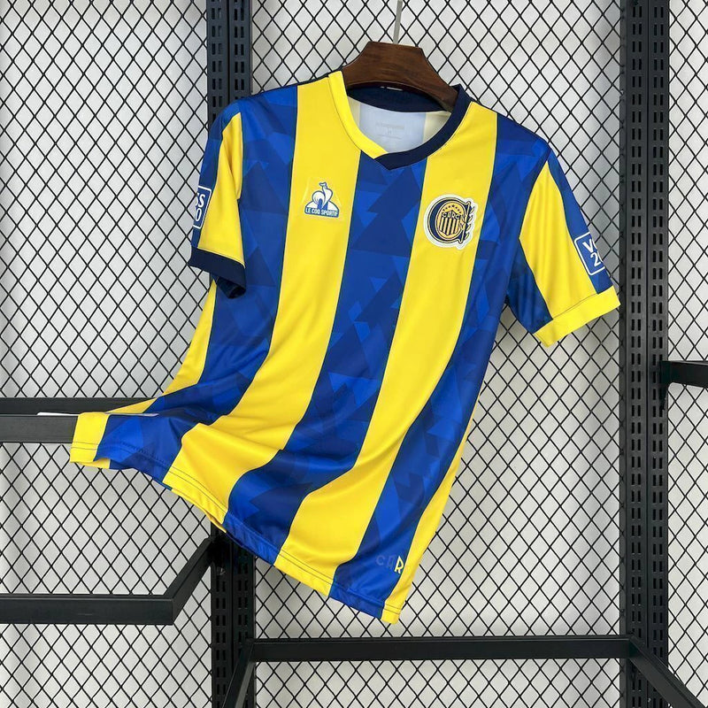 Camisa Rosario Central Home I 2025/26 Torcedor Masculina amarela com detalhes em azul, escudo estampado no peito e design clássico para torcedores apaixonados."