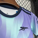 Kit Infantil Arsenal Third III 2024/25 Adidas com camisa e short, uniforme infantil leve e respirável, ideal para jogos, treinos e jovens torcedores do Arsenal."